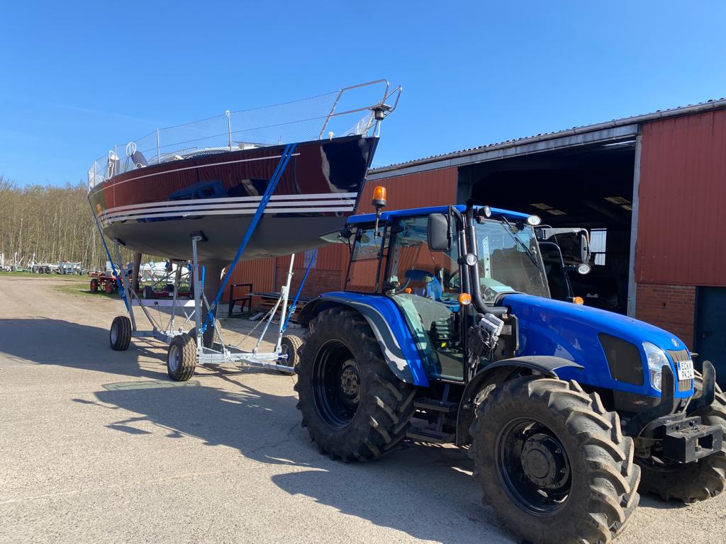 Boot auf Anhänger auf dem Weg ins Bootlager