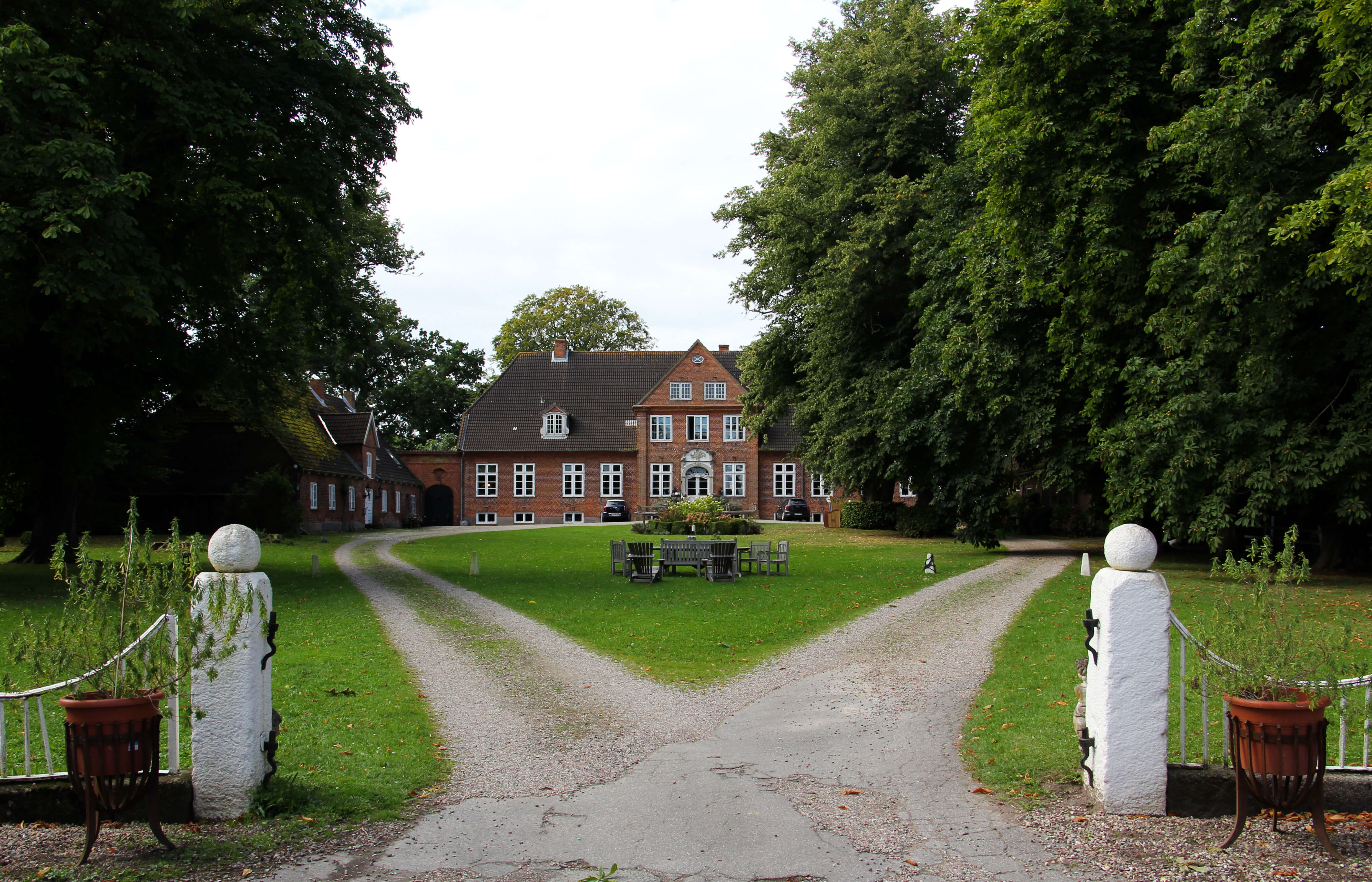 Main building of Gut Eckhof, near Strande. House with trees and a driveway.